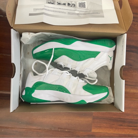 WMNS AIR JORDAN 11 CMFT LOW - size 7 - Picture 3 of 8